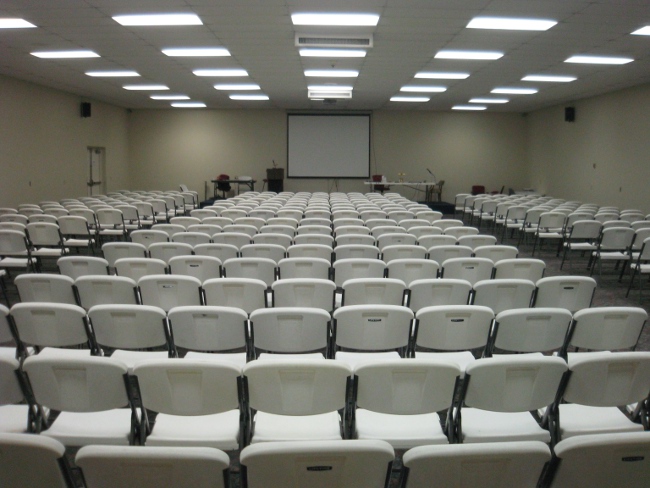 image of auction gallery interior at Dakil Auctioneers in OKC